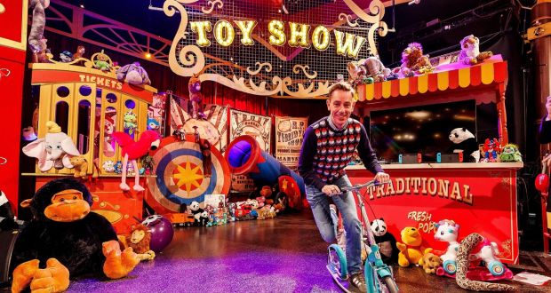 Ryan mostrando los juguetes en el Toy Show