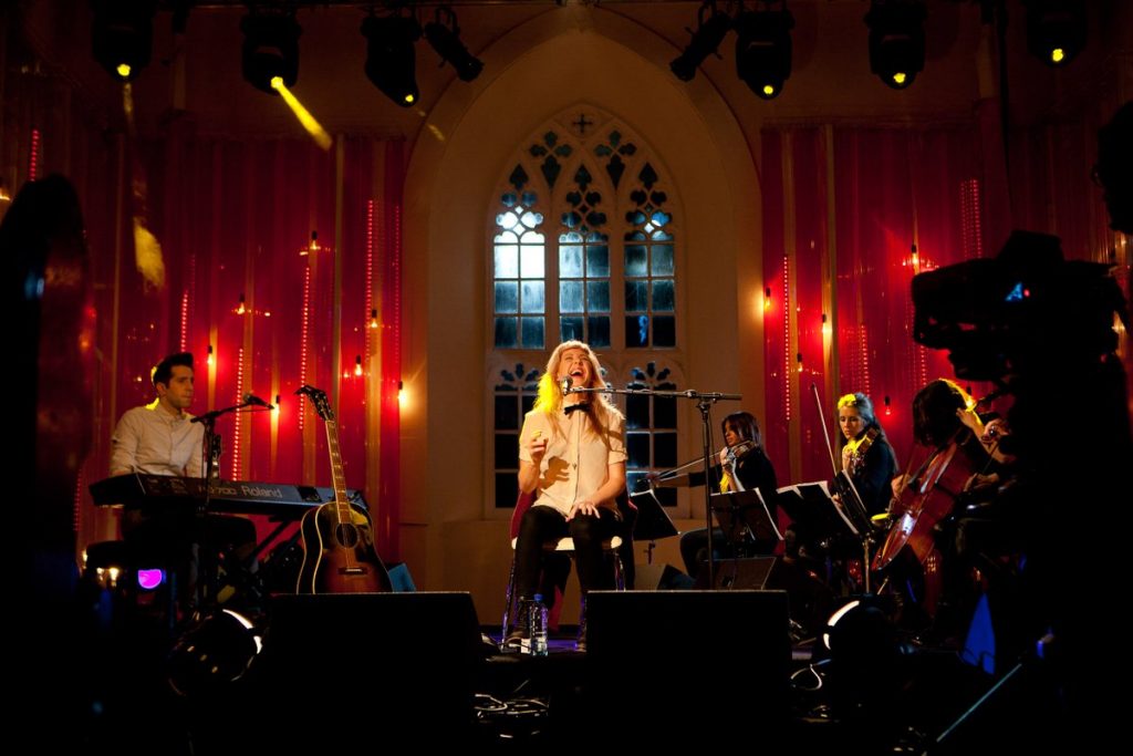 Músicos cantando en la iglesia de St. James, para Other Voices.